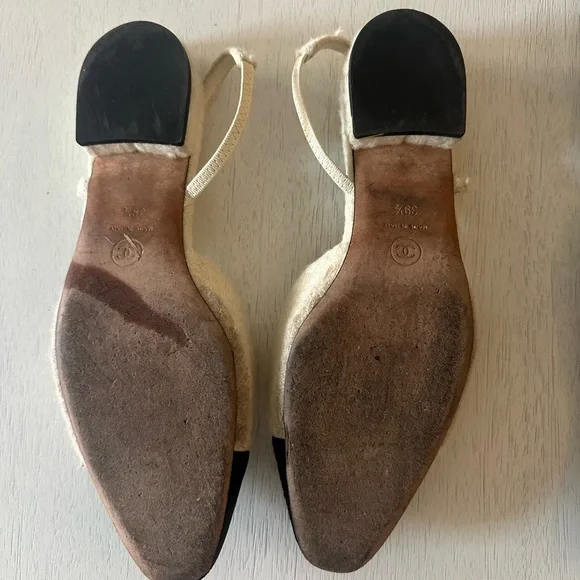 CHANEL Women's Cream and Black Flats - Picture 4 of 4